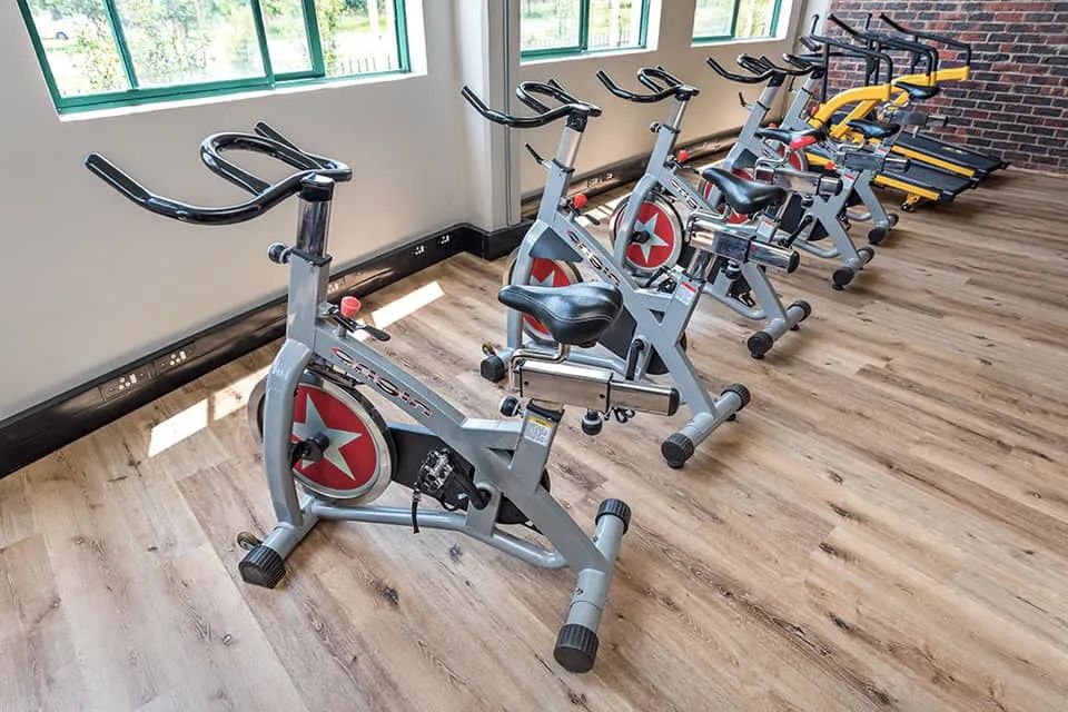 健身房地板用什么材料？小蓝鲸石晶地板6大优势