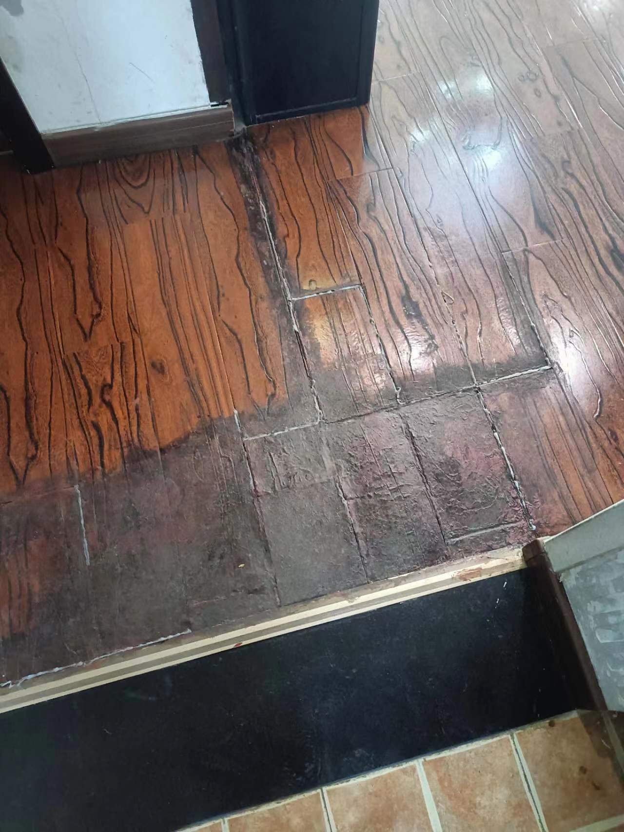 木地板受潮发霉